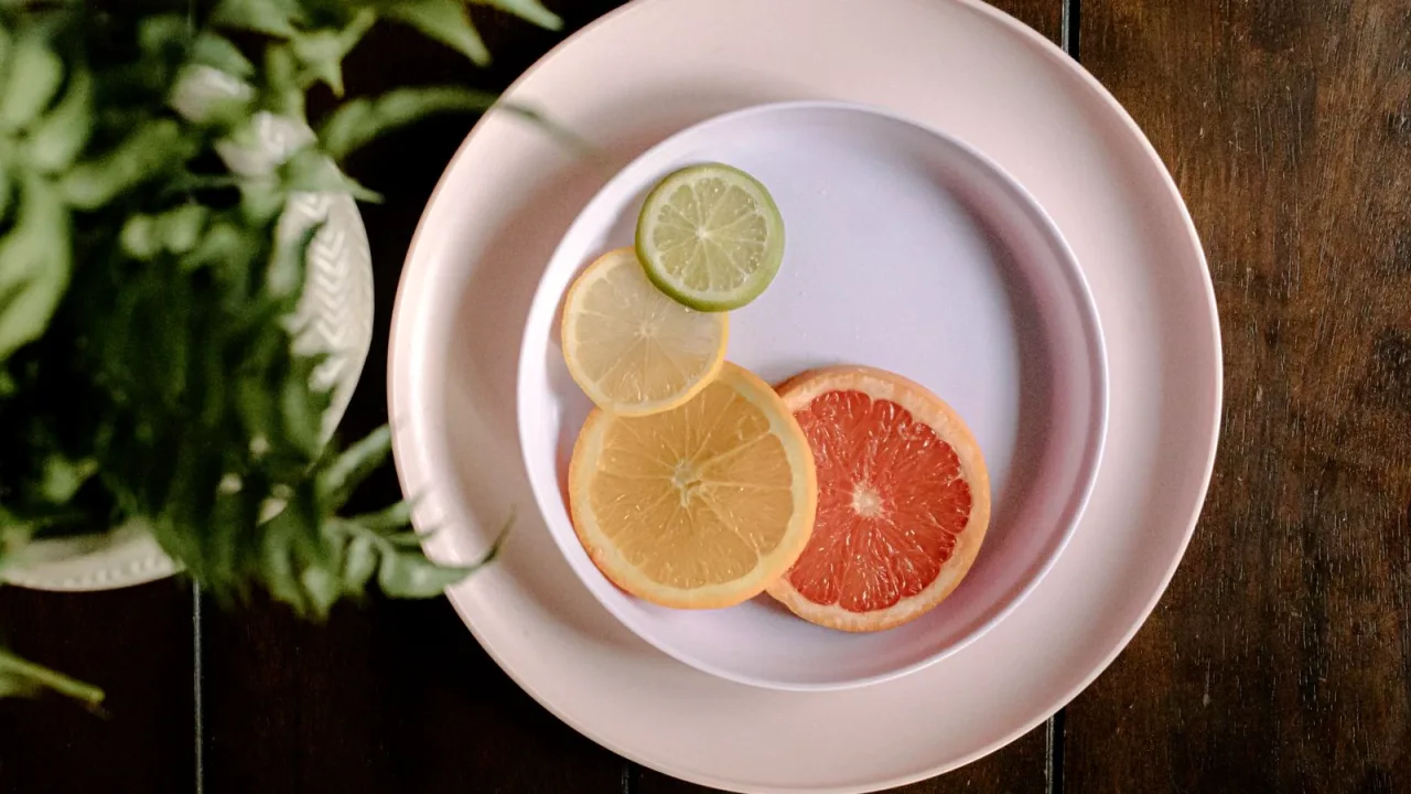 Tabakta dilimlenmiş portakal, limon ve greyfurt